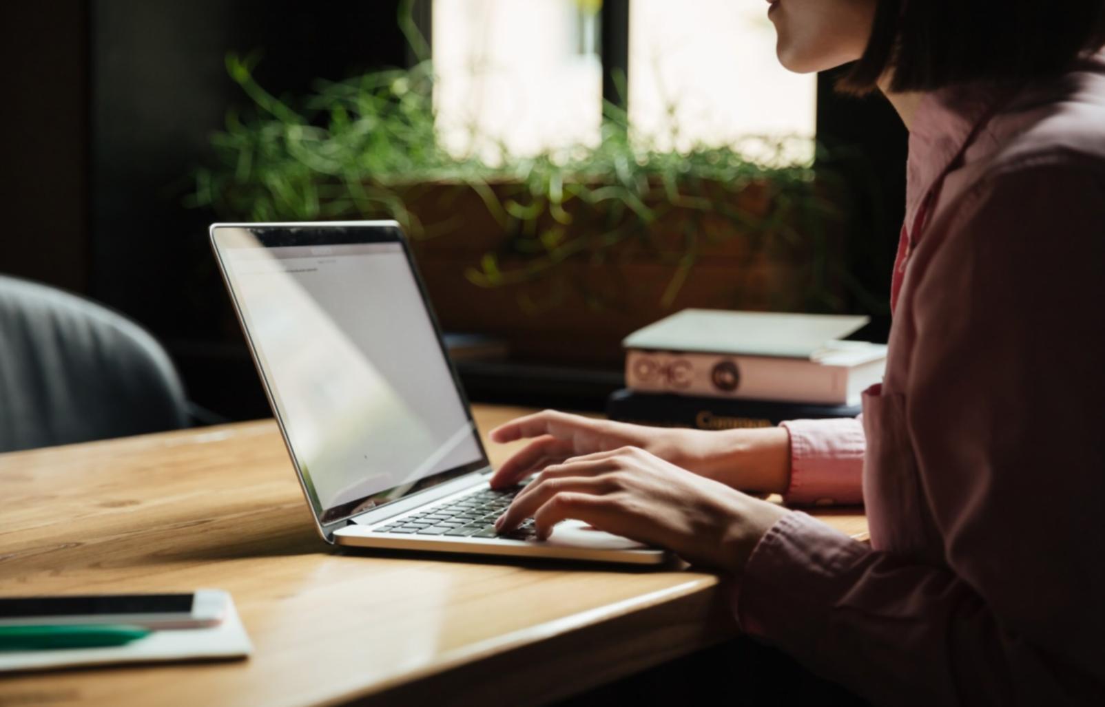 Professionnelle de la finance examinant des données de modélisation